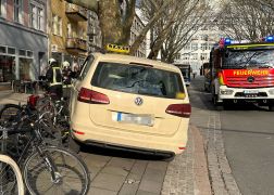 Taxi Kracht In Jena Gegen Baum 02
